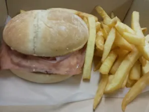JAMÓN, QUESO Y HUEVO FRITO.